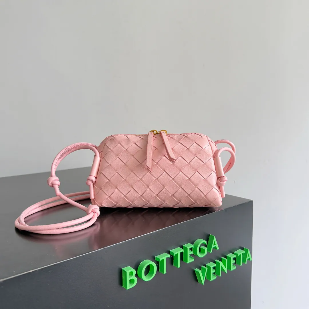 Batch 1260 BV new mini bag ceiling Bottegaveneta new Concert Pouch bag is small and has a large capacity. It can hold a Pro max mobile phone. The shoulder strap is adjustable for cross-body carry. It is very cost-effective when carried on one shoulder. The latest small bag in autumn has a lot of capacity. It can hold 4 short clips. I also tried it and it can hold one of my fists. It is cute, the capacity is touching and the length of the shoulder strap is adjustable for daily commuting. Full score 10 #bv woven bag Style number: 794258 Size: 18.5*11.5*8.5cm